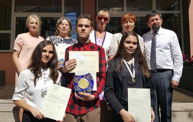 Premianții, profesorii îndrumători și directorii școlii Miron Costin