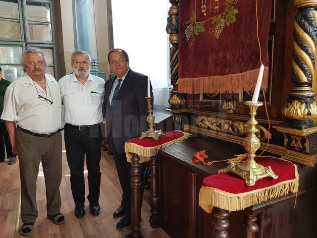 Gheorghe Flutur, împreună cu rabinul Iosif Wasserman și profesorul Sorin Golda, la Sinagoga Gah