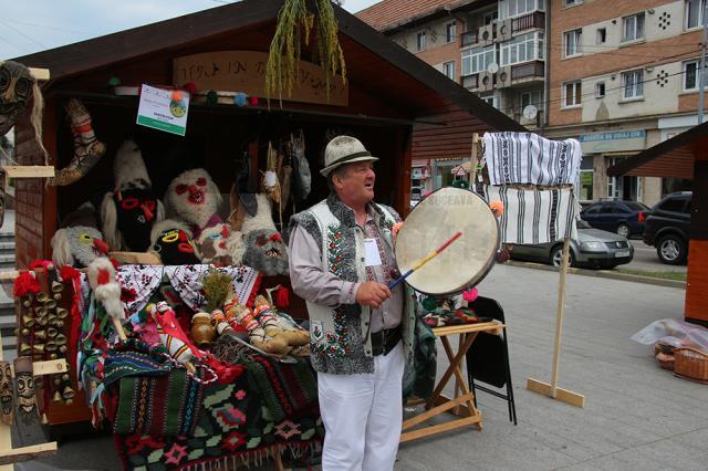 Opinci, măşti populare, căiuţi, capre, toate făurite de meşterul popular Dănuţ Stan