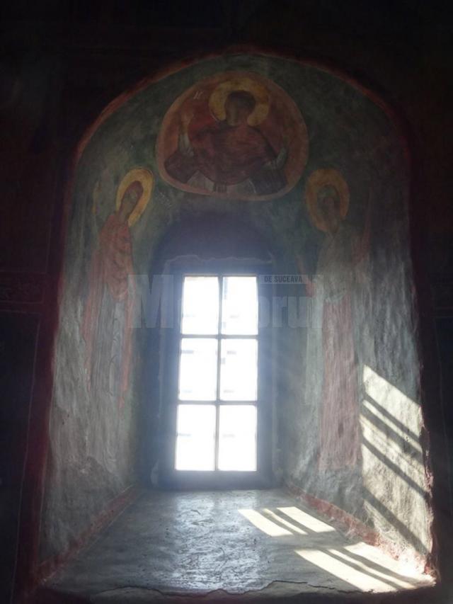 Razele proiectate de soare în Biserica Pătrăuţi reconstituie drumul de la Naşterea la Învierea lui Iisus