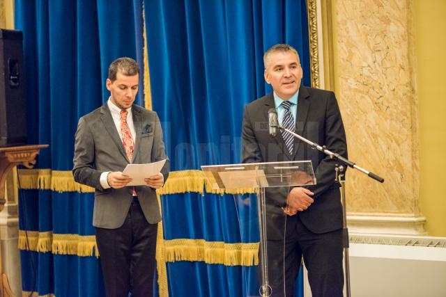 Adrian Popoiu, primarul orașului Siret -  dreapta, alături de jurnalistul de televiziune Marius Constantinescu