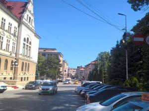 Motocicliştii au accesul interzis pe esplanada pietonală din faţa Palatului Administrativ din municipiul Suceava