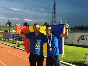 Proaspătul campion balcanic de juniori la 5.000 metri, Andrei Dorin Rusu, alături de antrenorul Cristian Prâsneac
