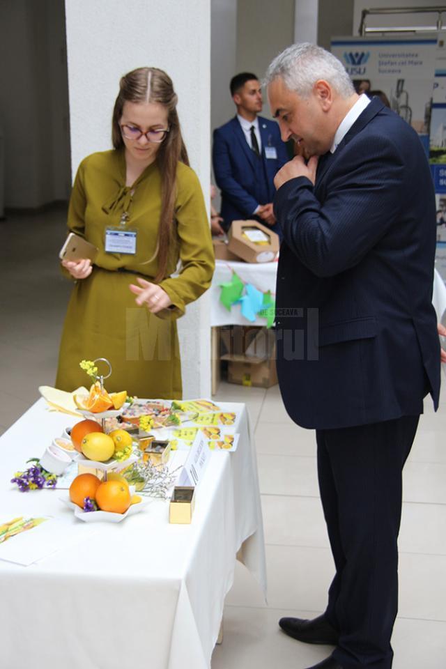 Rectorul Valentin Popa degustând produsele studenţilor