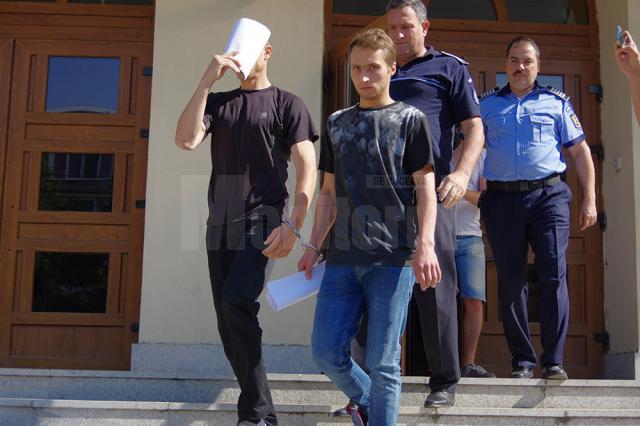 Alexandru Caliniuc, la ieşirea de la Curtea de Apel Suceava, unde s-a judecat cererea de extrădare a acestuia (DREAPTA)