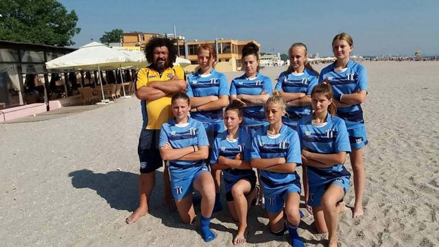 Echipa de fete CSM Suceava alături de antrenorul Vasile Conache