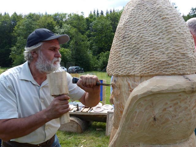 Dumitru Muruzuc, sculptorul moldovean care dă viaţă bradului sub forma eroului Guguţă