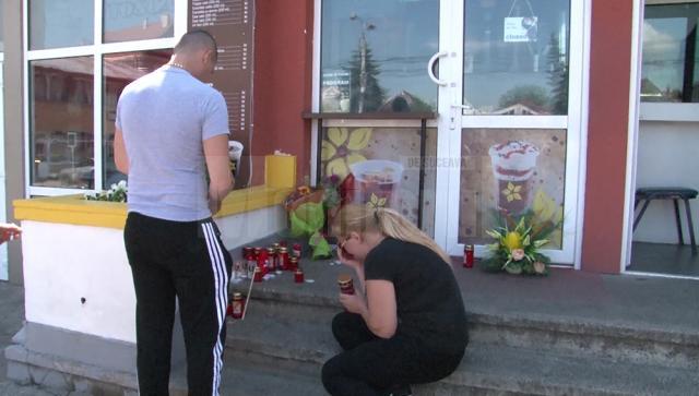 Apropiaţii dar şi simplii clienţi au pus lumânări şi au vărsat o lacrimă pentru Marian