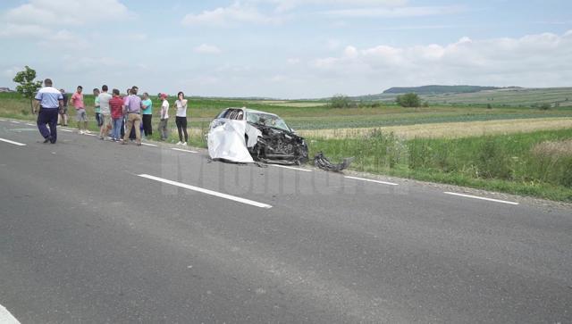 Soţul mort, soţia şi fiica rănite grav, după ce o maşină s-a răsturnat în timpul unei depăşiri