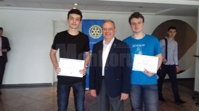 Ștefan Șovea și Andrei Ventuneac (Marele premiu), alături de preşedintele juriului, Dumitru Prunariu