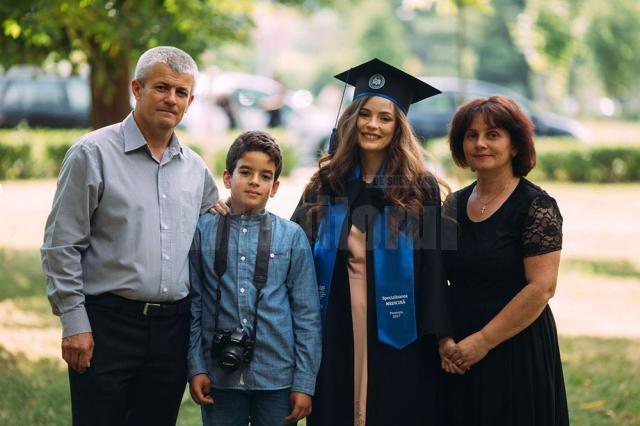 Sabina, alături de familia sa, la festivitatea de absolvire