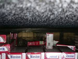 Ţigări ascunse în autoturism, descoperite de lucrătorii din PTF Siret