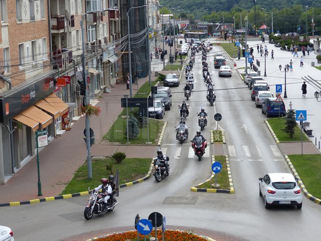 În drumul spre Cacica, motocicliştii au trecut în paradă prin centrul Sucevei