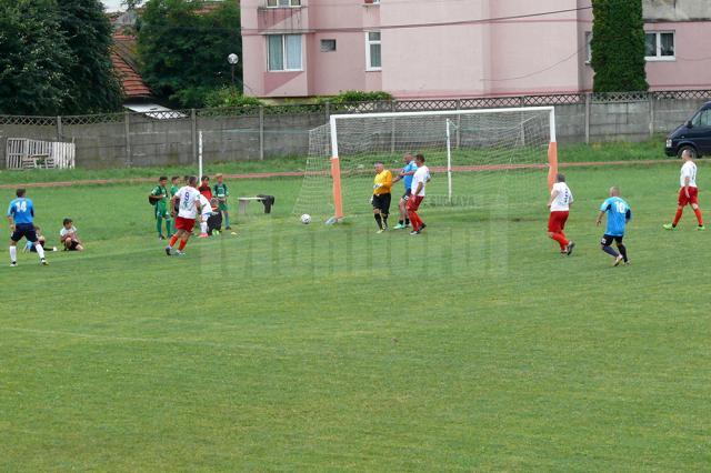 Meciul de fotbal old boys Foresta Fălticeni - CSM Suceava s-a încheiat cu scorul de 6 - 6