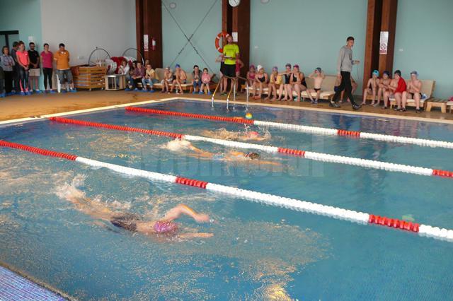 Peste o sută de copii au participat la a treia ediţie a concursului de înot „Cupa Nada Florilor”