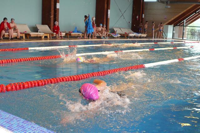 Peste o sută de copii au participat la a treia ediţie a concursului de înot „Cupa Nada Florilor”