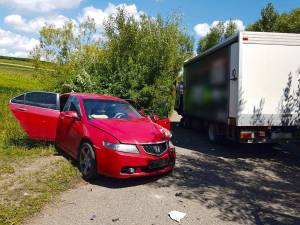 Cele doua autovehicule s-au acrosat pe drumul comunal din Moara