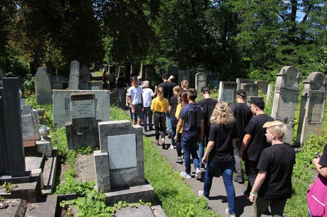 22 de elevi din Rădăuţi şi Rostock au reabilitat mii de pietre de mormânt ale victimelor din cele două războaie mondiale