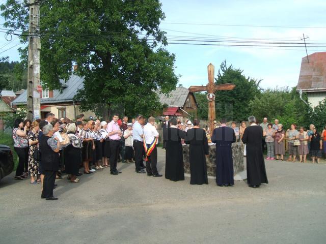 Aproape 80 de persoane au participat la comemorarea a 120 de ani de la naşterea prof. Orest Bucevschi, la Păltinoasa