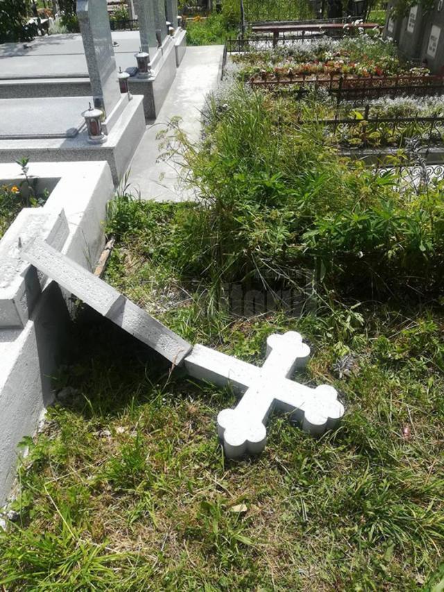 Scene de coșmar într-un cimitir, după ce o fată s-a înfipt într-o țepușă