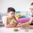 300 de copii cu autism din Suceava, București și Ilfov, monitorizaţi și evaluaţi în timp real cu ajutorul unei aplicaţii mobile