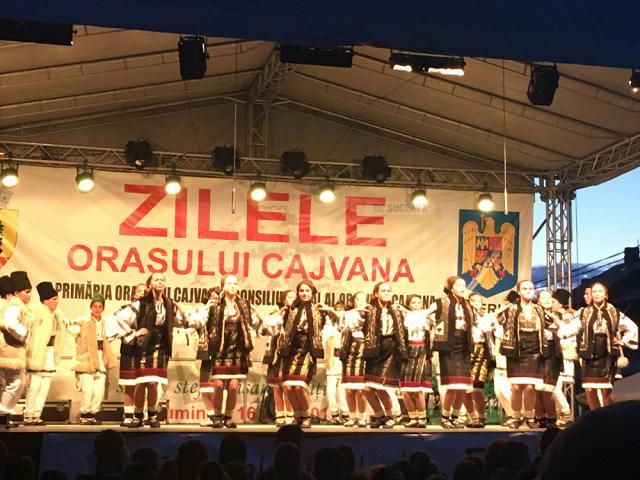 Festivalul folcloric „Din stejar, stejar răsare!”, ediția a VI-a, a reunit câteva sute de spectatori la Cajvana