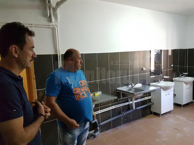 Băile refăcute de la Căminul 2 de la „Petru Mușat”, devenit bloc de locuinţe sociale