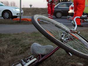 Din păcate, tânărul aflat pe bicicletă nu a mai putut fi salvat de echipajul medical sosit la fața locului