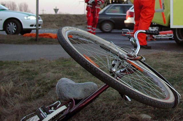Din păcate, tânărul aflat pe bicicletă nu a mai putut fi salvat de echipajul medical sosit la fața locului