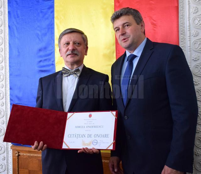 Profesorul universitar doctor Mircea Onofriescu și primarul Cătălin Coman
