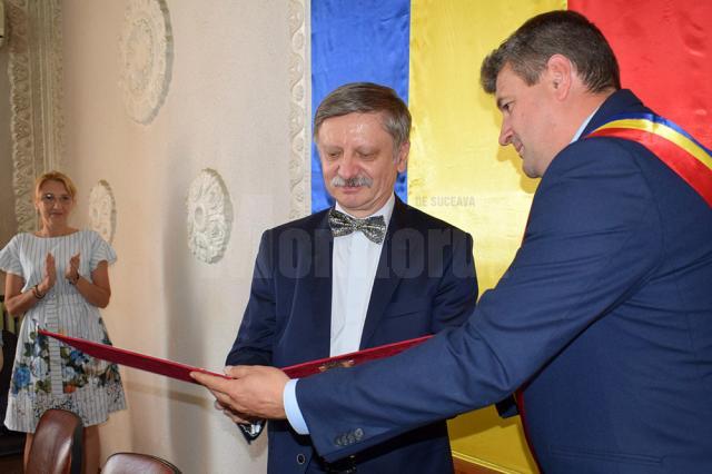 Profesorul universitar doctor Mircea Onofriescu și primarul Cătălin Coman