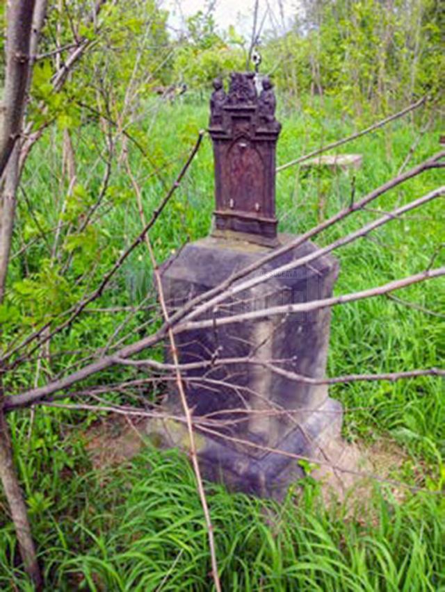 Decorațiunile metalice din cimitirul vechi din Cacica - furate, pietre funerare din anul 1800 - vandalizate