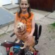 O femeie imobilizată pe viaţă într-un cărucior cu rotile are nevoie de ajutorul nostru
