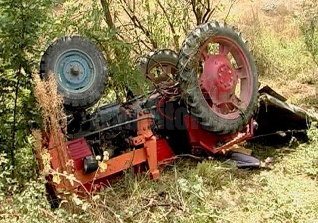 Bărbatul s-a răsturnat cu tractorul pe un câmp