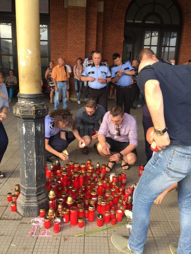 Colegii poliţişti și jandarmi au pus lumânări, aseară, în locul unde poliţistul a fost ucis mişeleşte