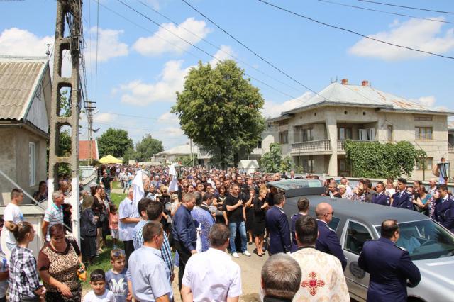 O mulţime impresionantă a fost la înmormântarea lui Sorin Vezeteu