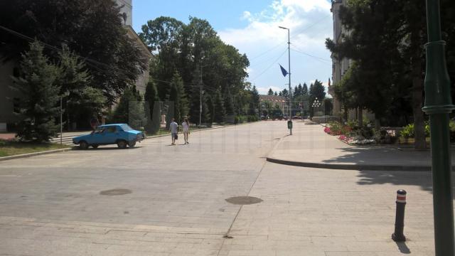 Strada Ştefan cel Mare a fost închisă total circulaţiei rutiere în dreptul Palatului Administrativ, fiind scoase inclusiv maşinile parcate acolo