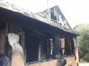 Incendiul a izbucnit dintr-un hol al bucătăriei de vară și în scurt timp flăcările s-au extins la casa de locuit şi la o altă anexă