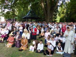 Aproape 1.000 de credincioşi au urmărit slijba pe un ecran, în curtea Mănăstirii „Sf. Ioan cel Nou”