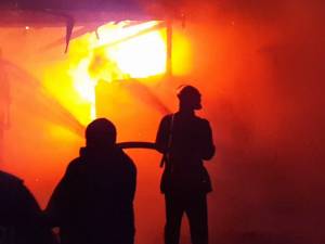 Un scurtcircuit a provocat un incendiu cu pagube mari la Vadu Moldovei