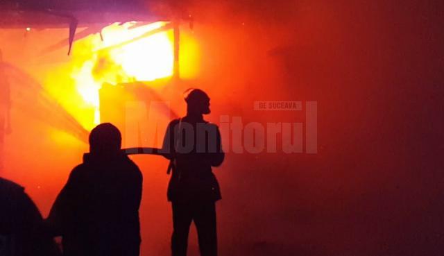 Un scurtcircuit a provocat un incendiu cu pagube mari la Vadu Moldovei