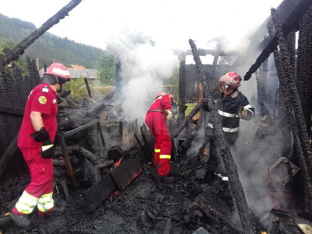 Un trăsnet a provocat un incendiu într-o gospodărie din Câmpulung Moldovenesc