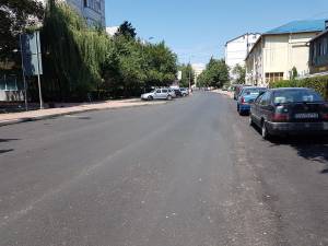 Pe strada Scurta s-a turnat ieri stratul final de asfalt