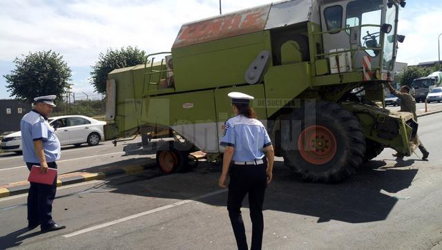 O combină a provocat un accident şi a paralizat traficul din Suceava