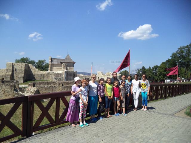Copii volohi în vizită la Cetatea de Scaun a Sucevei