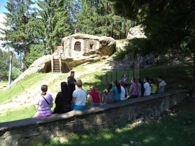 Un grup de copii volohi din Ucraina au vizitat Mănăstirea Putna şi Cetatea de Scaun a Sucevei