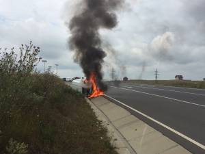 În urma impactului, maşina a luat foc şi a ars violent
