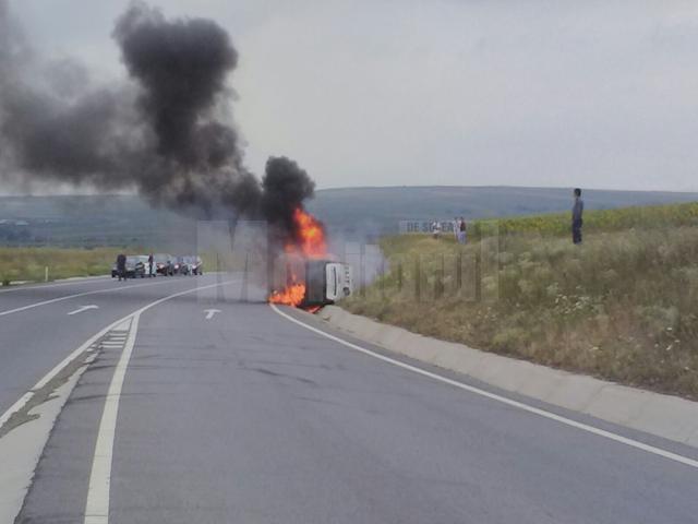 O maşină a luat foc după un accident pe şoseaua de centură a Sucevei