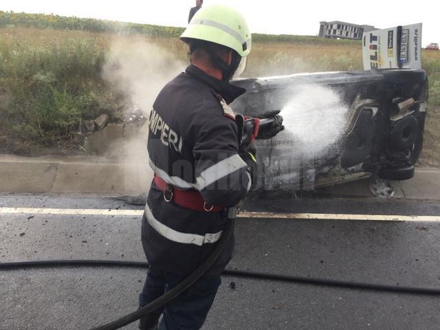 O maşină a luat foc după un accident pe şoseaua de centură a Sucevei