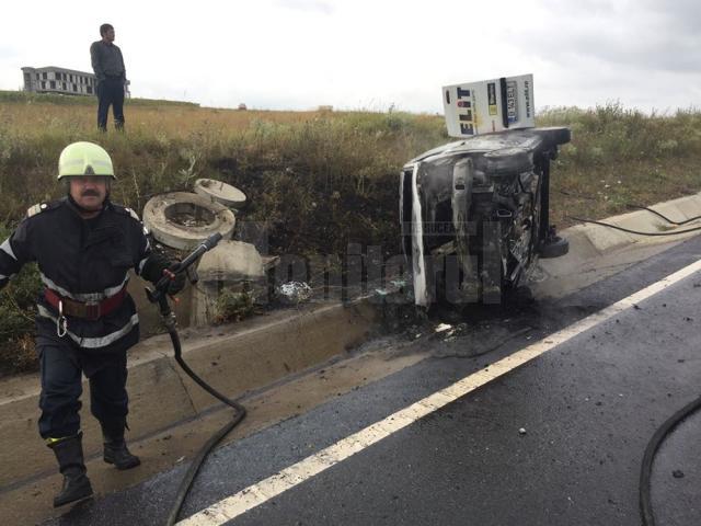 O maşină a luat foc după un accident pe şoseaua de centură a Sucevei